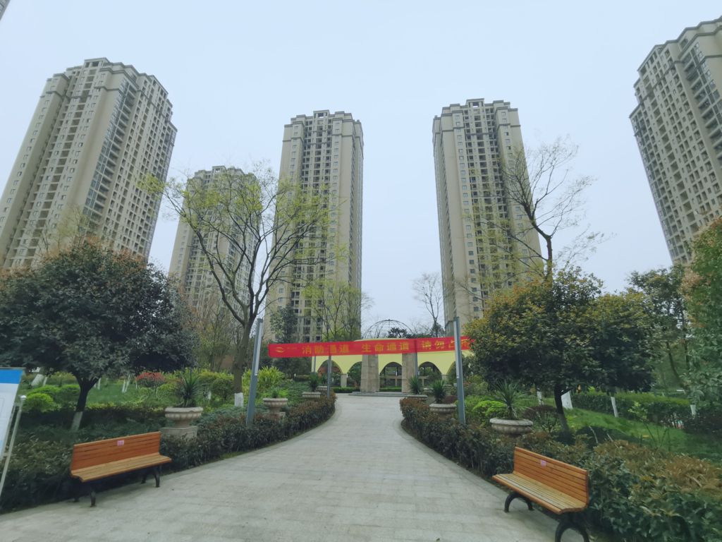 復(fù)盛福居位于重慶市江北區(qū)復(fù)盛鎮(zhèn)渝景大道191號，總建筑面積約23.41萬平方米，其中住宅19.7萬平方米；商業(yè)1.2萬平方米；車庫1.83萬平方米（停車位679個(gè)；注：含地面車位101個(gè)）.jpg