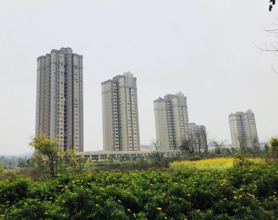 和慶家園項(xiàng)目位于重慶市江北區(qū)復(fù)盛鎮(zhèn)慶福路2號(hào)、4號(hào)、6號(hào)、8號(hào)、10號(hào)，總建筑面積約379846.1萬(wàn)平方米，其中住宅283803.81萬(wàn)平方米；商業(yè)23446.25萬(wàn)平方米；車(chē)庫(kù)62454.31萬(wàn)平方米（停車(chē)位1143個(gè)）.jpg